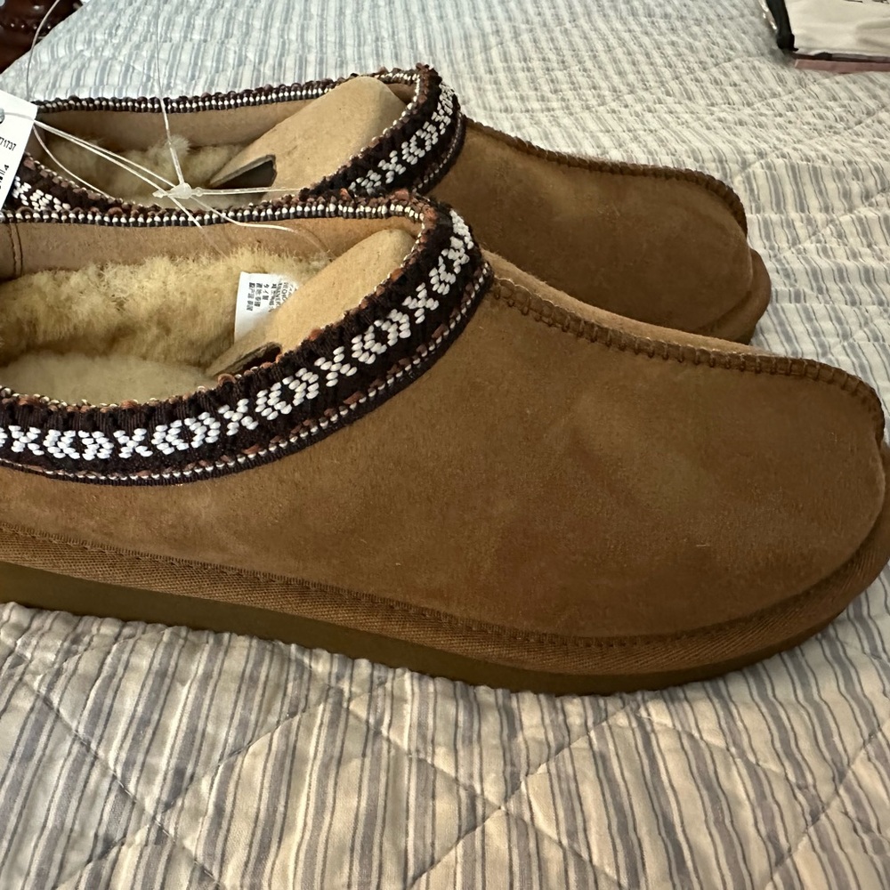 Kirkland Shearling Slippers New with tags Size 6M super cozy Suede